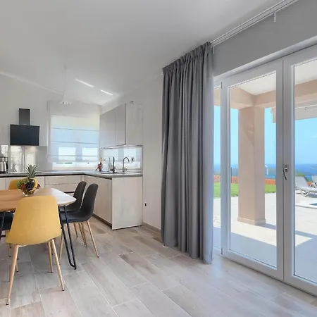 Bay View Holiday home Diminici